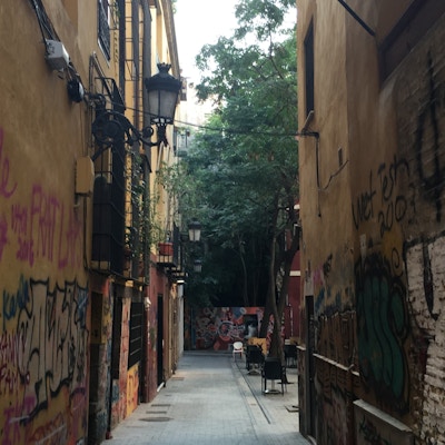 Gamlebyen i Valencia med smale smug og graffitti