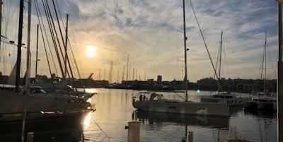 Havn i solnedgang med mindre båter som ligger til kai
