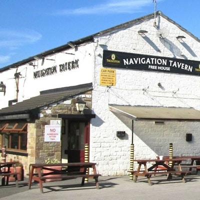 Et hvitt murhus med skiltet "Navigation Tavern Free House"
