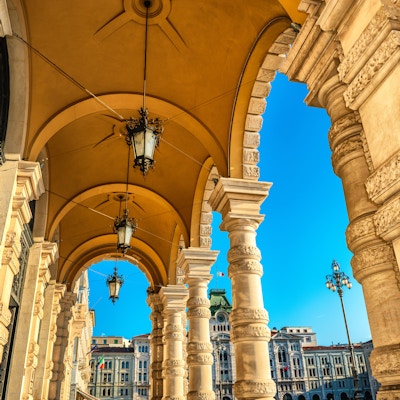Fontene og rådhuset i Piazza Unití d'Italia (Unity of Italy Square) på hovedtorget i den norditalienske byen Trieste. Vakker blå klar himmel i bakgrunnen.