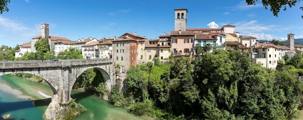 Den gamle broen som ledere over elven inn til den lille byen Cividale del Friuli