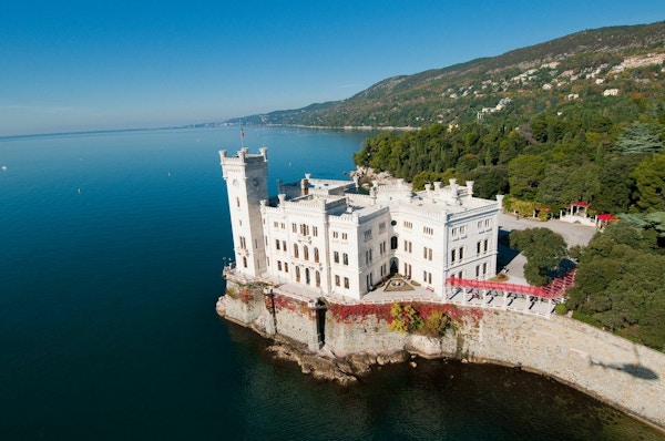 Miramare slottet som ligger vakkert på en utstikker i vannet