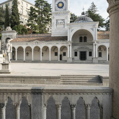 Fra en veranda ser man det gamle klokketårnet og en del av torget i Udine