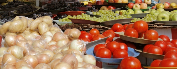 Et frukt- og grønnsaksmarked i Soweto, sørvest for Johannesburg, Sør-Afrika. Fotografiet har en grunn dybdeskarphet.