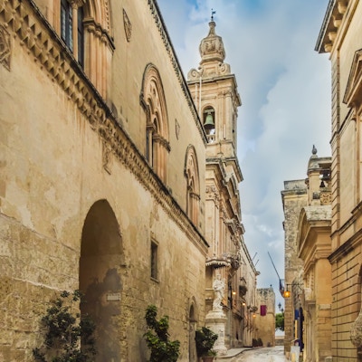 Mdina, Malta: Church of the Annunciation of Our Lady i smal settgate i middelalderbyen med lanternelys. Middelaldersk maltesisk arkitektur