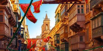 Festlig dekorert gate i gamlebyen i Valletta, Malta