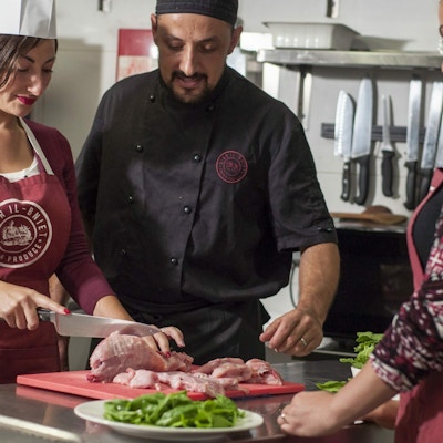 En kokk lærer to kvinner å lage mat på kokkekurs ved restauranten Diar il-Bniet på Malta