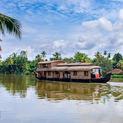 Tradisjonell indisk husbåt nær Alleppey på Kerala bakevje, India