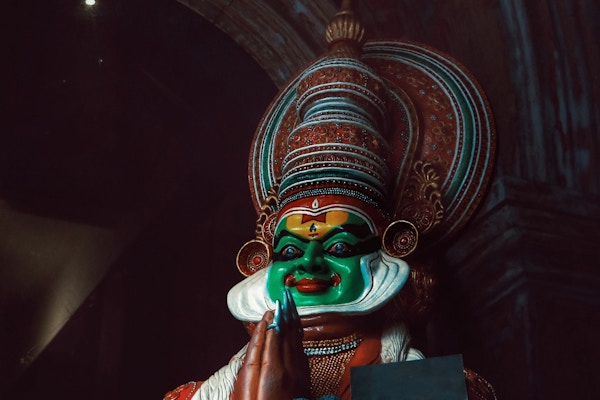 Indisk folklore med maske og klær i sterke tradisjonelle farger og mønster