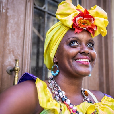 Portrett av afrikansk cubansk kvinne som ser på kameraet som smiler