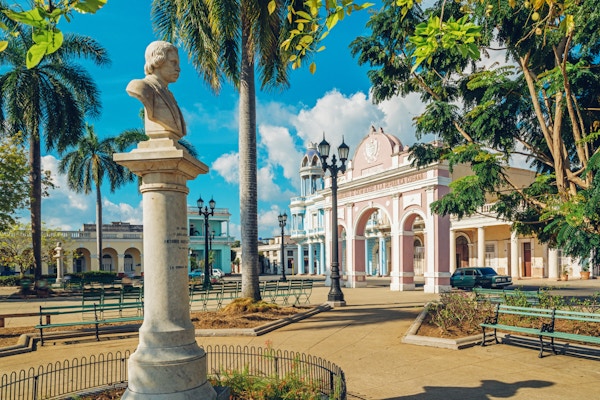 utsikt over Triumfbuen og monumentet på Parque Marti i Cienfuegos på Cuba