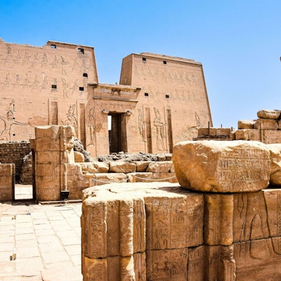 Tempel med utskjæringer og steinblokker fra det gamle Egypt