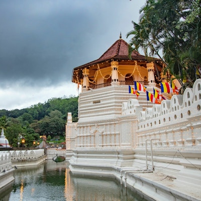 Tempelområde med bygning og vann rundt