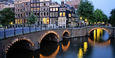 Bro over kanalen i skumringen, Amsterdam, Netherland.