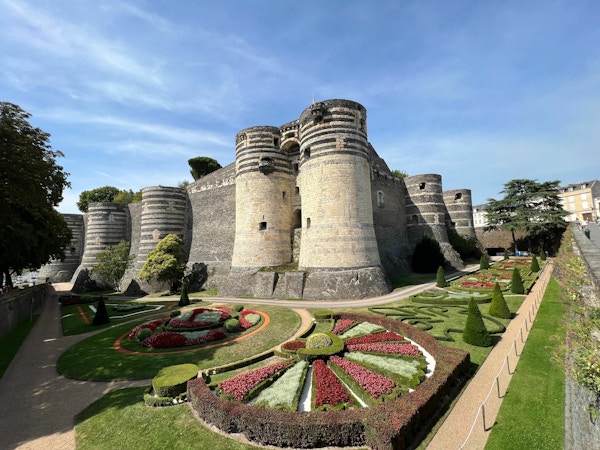Fransk slott med runde former og velstelt park