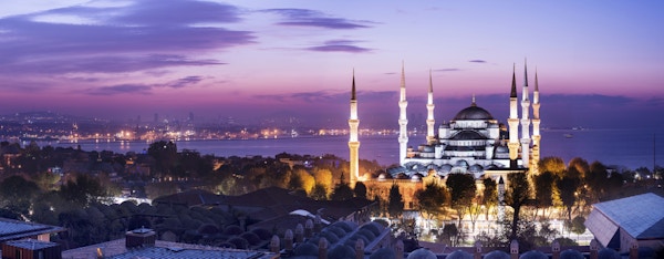 Panoramautsikt over den blå moskeen og Sultanahmet-distriktet i Istanbul, Tyrkia i skumringen.