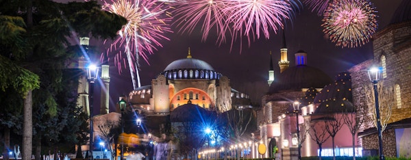 Utsikt over Hagia Sophia om natten med fyrverkeri i Istanbul, Tyrkia.