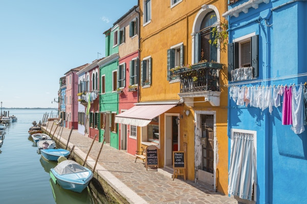 Venezia landemerke, Burano øykanal, fargerike hus og båter, Italia, Europa