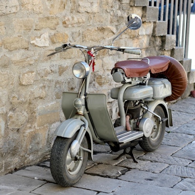 Gammel moped parkert ved en mur