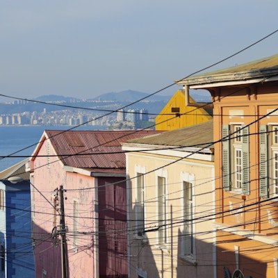 Chile, bybilde av Valparaiso med sine fargerike hus