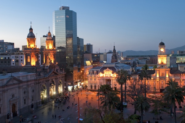 Plaza De Armas i Santiago i skumringen.