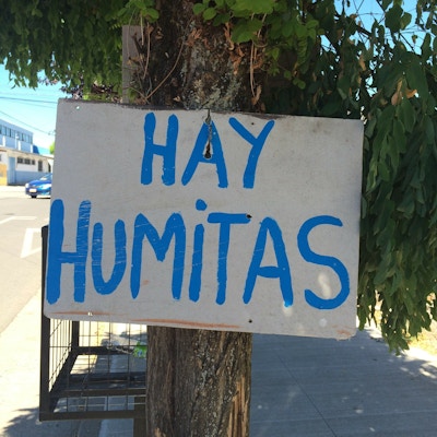 Skilt med blå skrift som sier noe på spansk