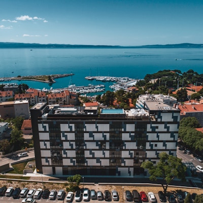 Utsikt over en by der vi ser et hotell og sjøen
