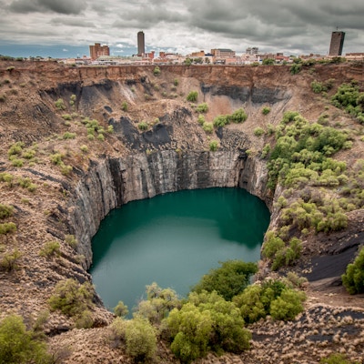 Vid utsikt over The Big Hole i Kimberley, et resultat av gruveindustrien, med byens skyline på kanten