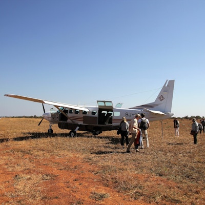 Småfly som står parkert i et øde område av Afrika