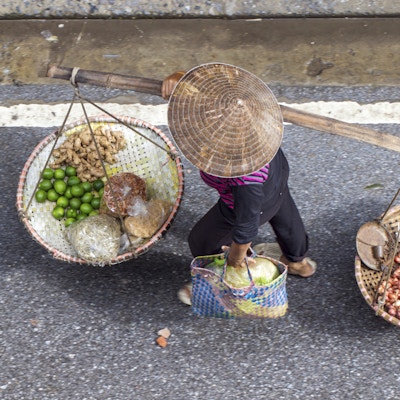 Uidentifiserte kvinner på detaljhandelsukkersand Nam Dinh, Vietnam 3. august 2015. Vietnam er fremdeles sandtransportert med primitive midler.