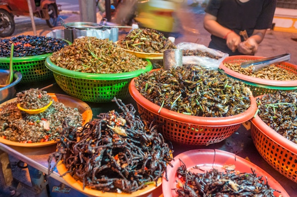 Friterte insekter til salgs på et gatemarked i Phnom Penh, Kambodsja