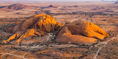 Formasjoner av fjell i en ørken i Afrika