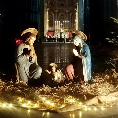Figurer av Josef, Maria og Jesusbarnet som en utstilt julekrybbe