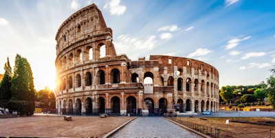 Colosseum i Roma under soloppgang. Italia reisemål. Lang eksponeringsbilde med bevegelige skyer.