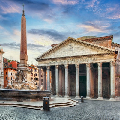 Patheon i Roma med fontene foran