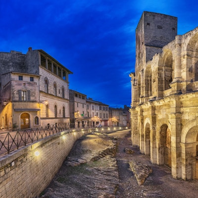 Romersk amfiteater i skumringen i Arles, Frankrike