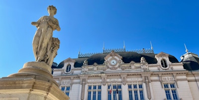 Vakre fasader og statuer i Mâcon