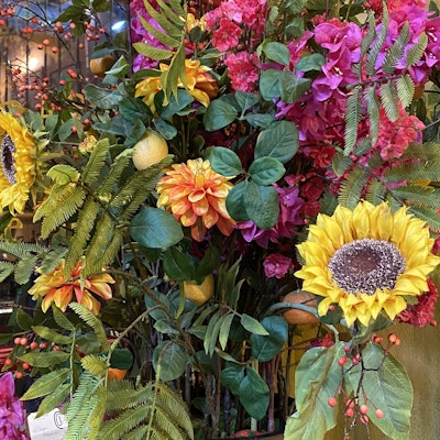 En bukett med solsikker, bougainvilla og andre fargerike blomster