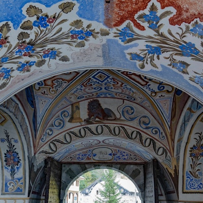 Dekorasjon og utsmykking inne i et kloster med friske farger