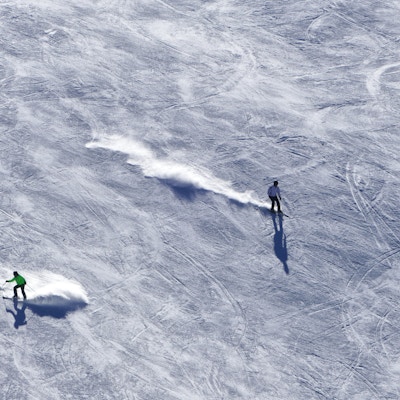Bansko, Bulgaria - 30. januar 2016: Skibakker med skiløpere i Bansko skianlegg, Bulgaria.