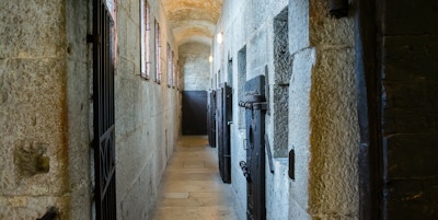 Doge's Palace fengsel. Piombi (italiensk: Piombi - "u201cLead Prison" u201d) er ett av to gamle fengsler (Prigioni Vecchie) i Dogepalasset (Palazzo Ducale) i Venezia, Italia.