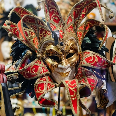 Klassisk maske med bjeller, gull og rødt