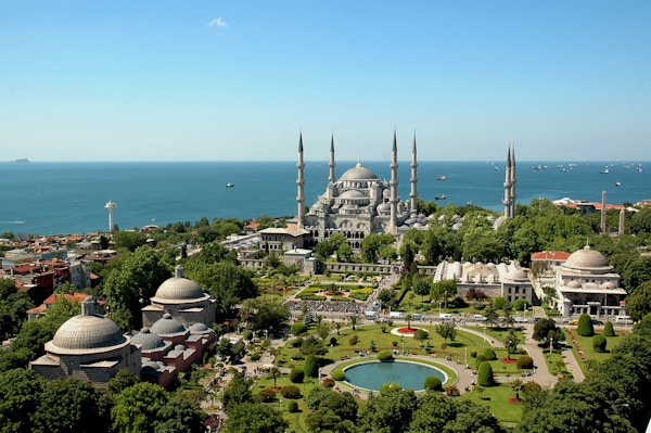 Den blå moské med havet i bakgrunnen i Istanbul.