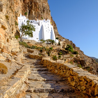 Vakker utsikt over Panagia Hozovitissa-klosteret på Amorgos-øya, Hellas