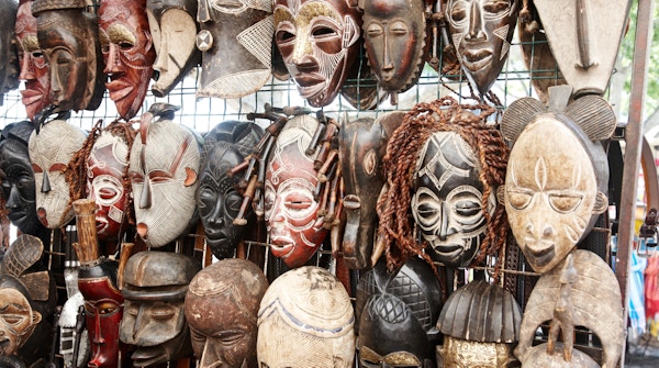 Afrikanske masker som er til salgs på Cape Town markedsbod