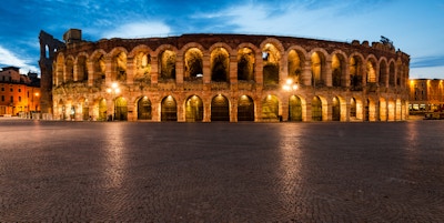 Verona amfiteater, ferdig i 30AD, det tredje største i verden, i skumringstid. Roman Arena i Verona, Italia