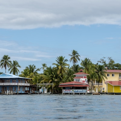 Øysamfunn med fargerike hus på stylter