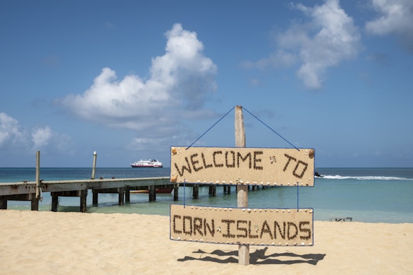Skilt på stranden med Welcome to Corn Island