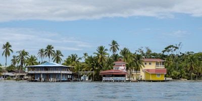 Øysamfunn med fargerike hus på stylter