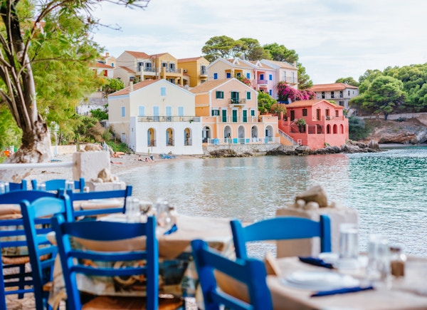 Bord i gresk taverna i Assos fiskerlandsby, Kefalonia-øya, Hellas.